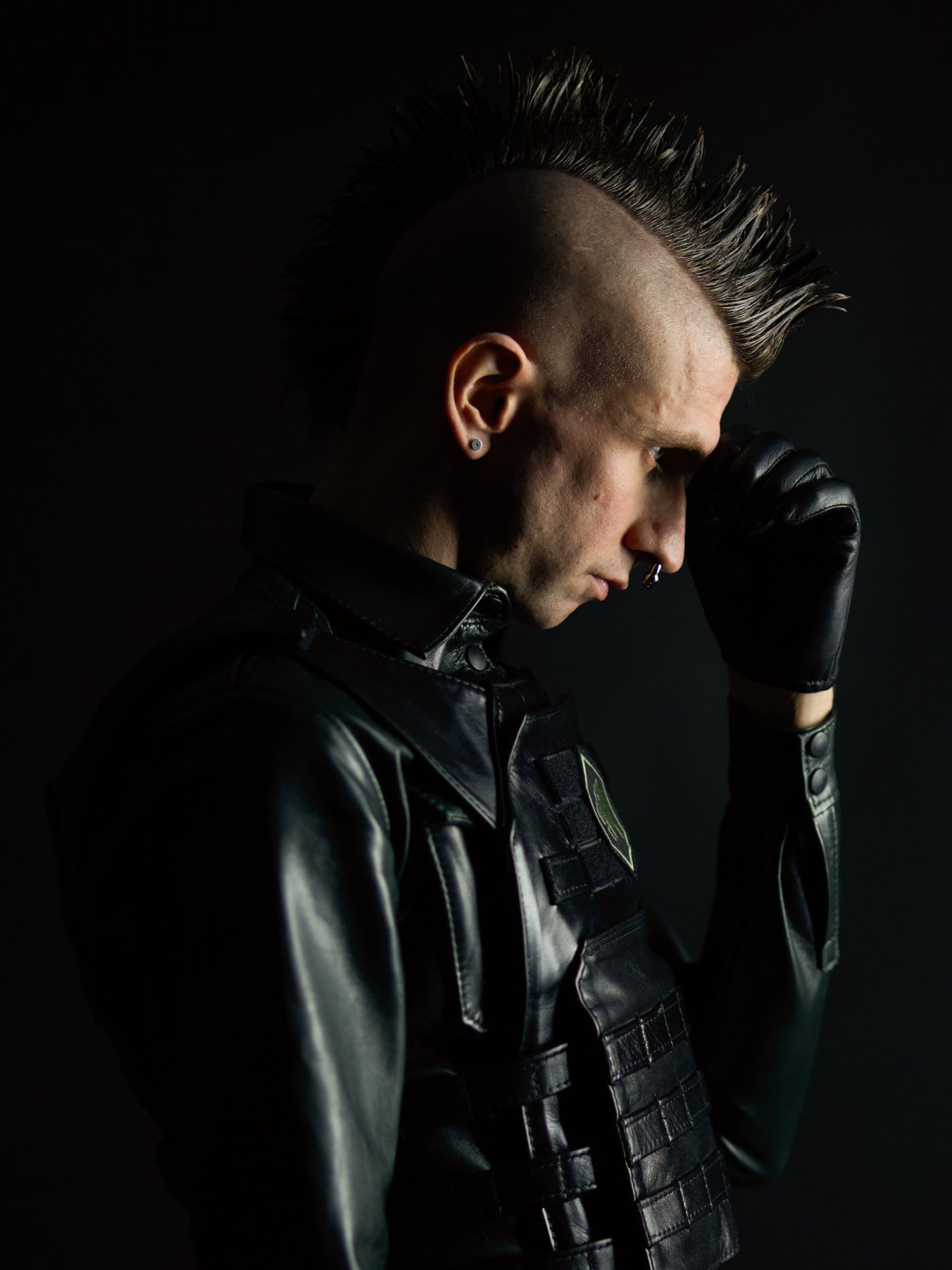 Lederdesigner Tim von Tysk Berlin in ma&szlig;geschneidertem Lederoutfit