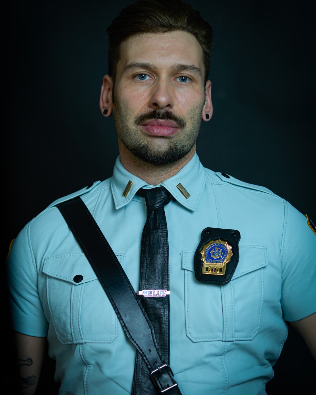 Short-sleeved leather shirt inspired by the style of American police uniforms
