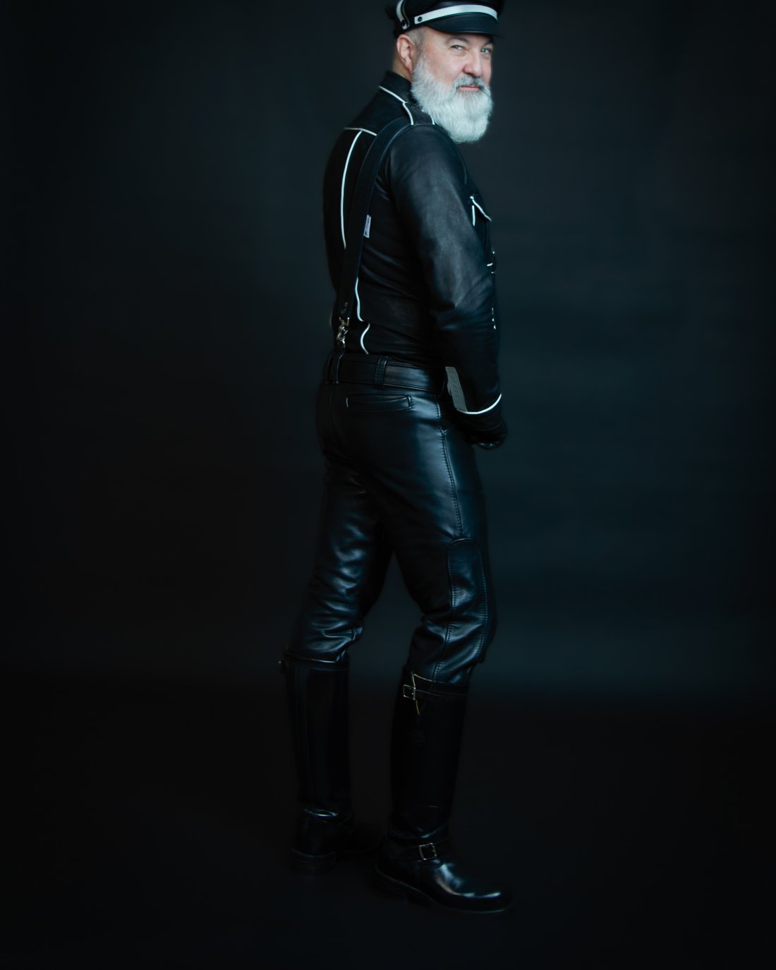 schwarze Lederhose auf Ma&szlig;