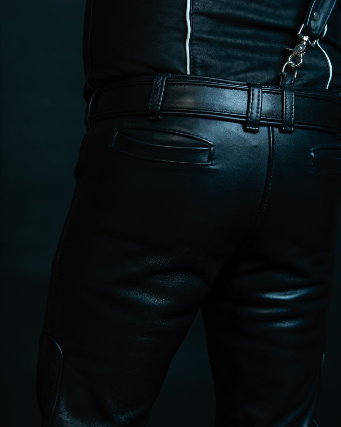 schwarze Lederhose auf Ma&szlig;