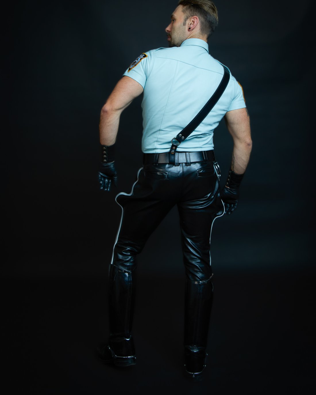Breeches Lederhose auf Ma&szlig; geschneidert mit hellblauem Lederhemd