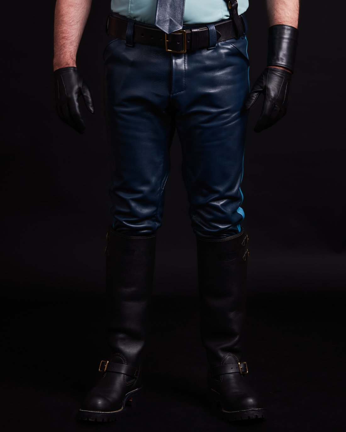 Dunkelblaue Lederhose mit blauem Highlight an der Seite