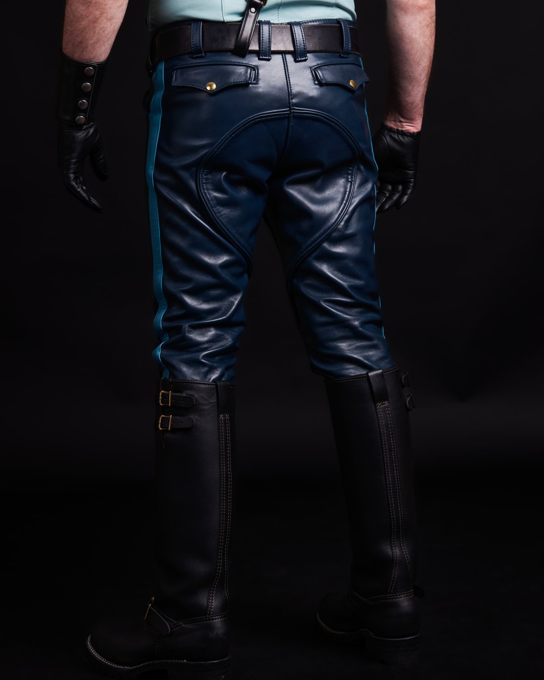 Dunkelblaue Lederhose mit Sattel und Ges&auml;&szlig;taschen