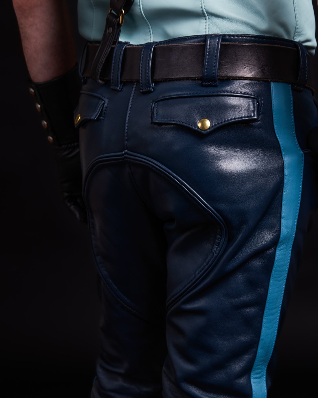 Detailansicht blaue Lederhose mit Taschen