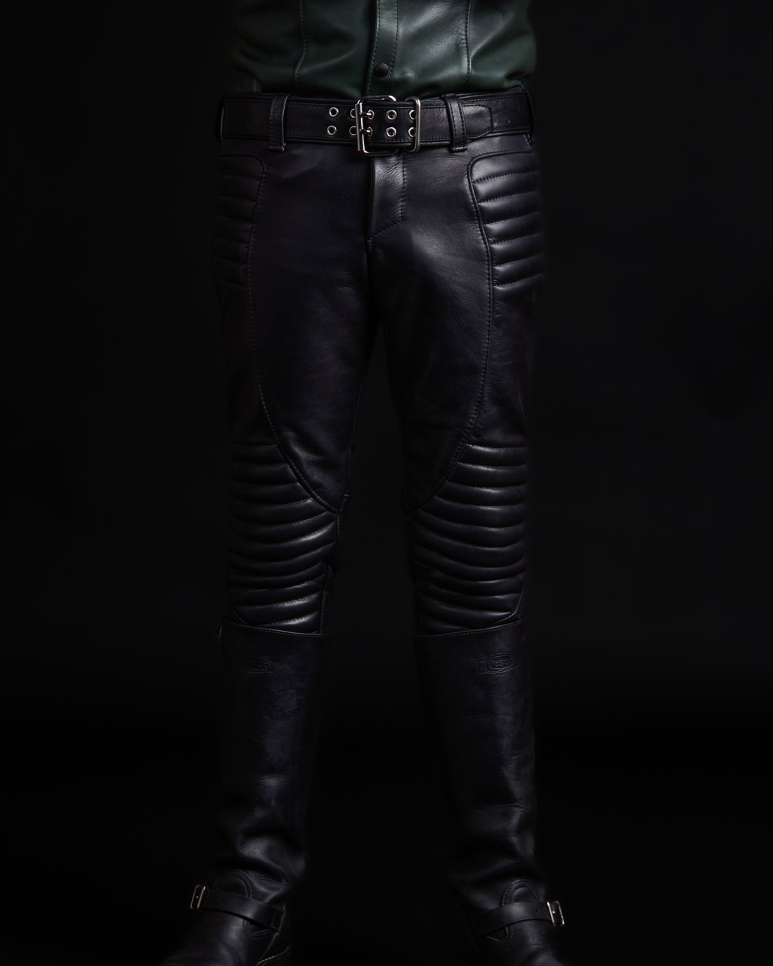 Schwarze Lederhose ma&szlig;geschneidert mit Stellung an Knie & H&uuml;fte