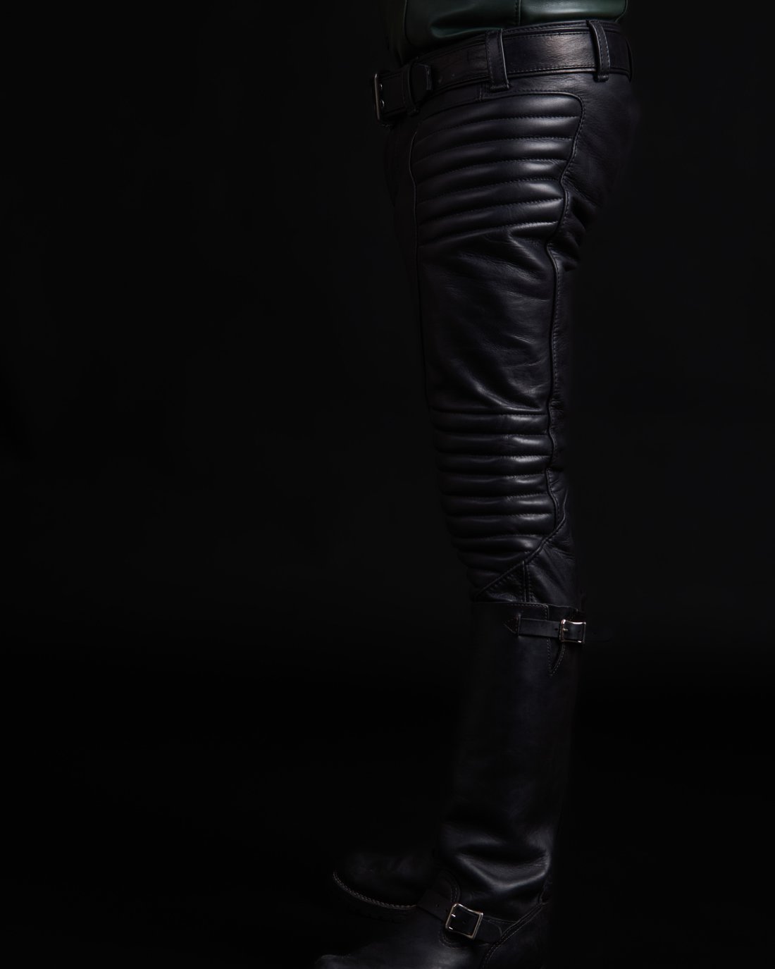 Seitenansicht schwarze Lederhose