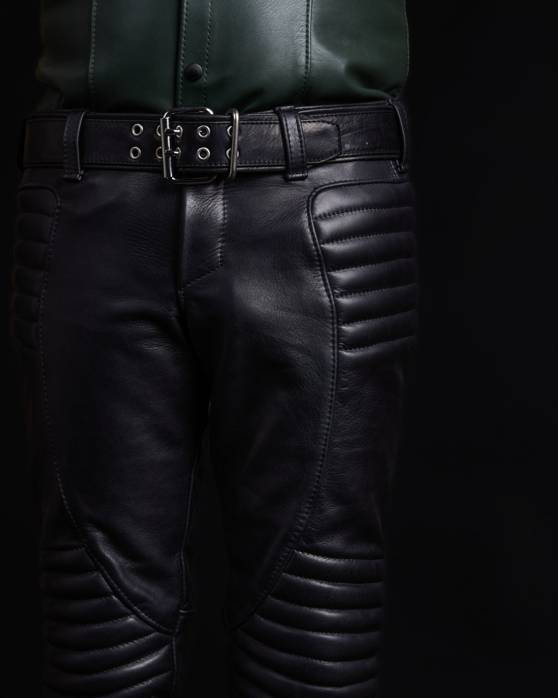 Details von schwarzer Lederhose nach Kundenwunsch