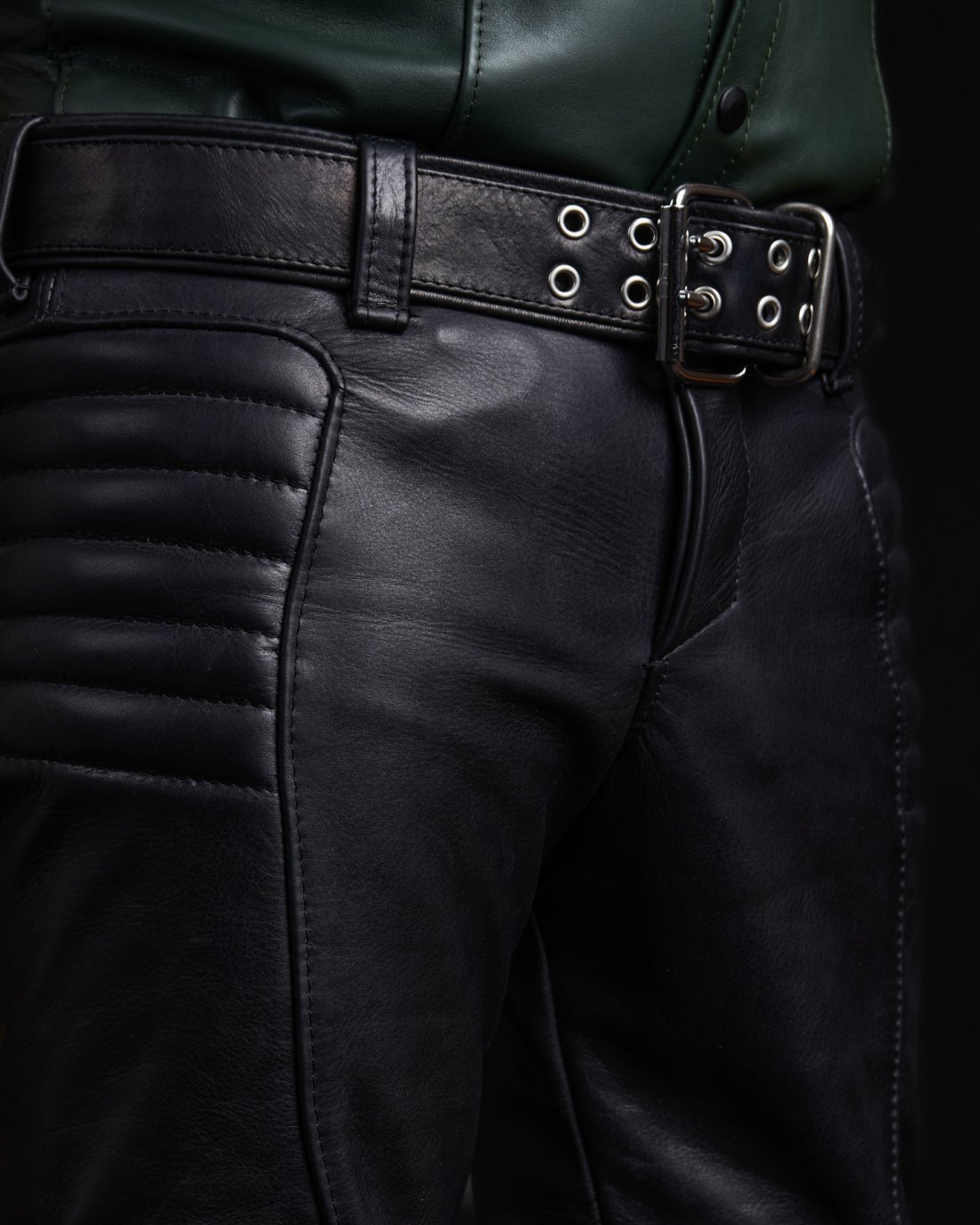 Schwarze Lederhose ma&szlig;geschneidert